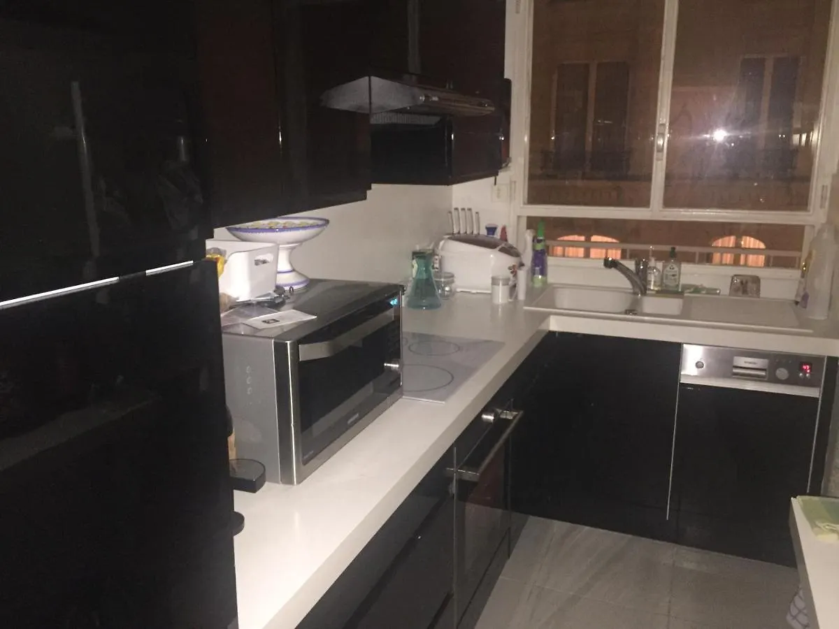 Private Bedrooms Near Eiffel Tower 파리 홈스테이