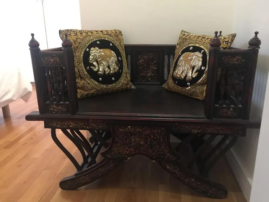 Private Bedrooms Near Eiffel Tower 파리 0*,  프랑스