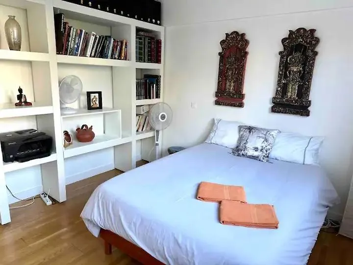 Private Bedrooms Near Eiffel Tower 파리 홈스테이